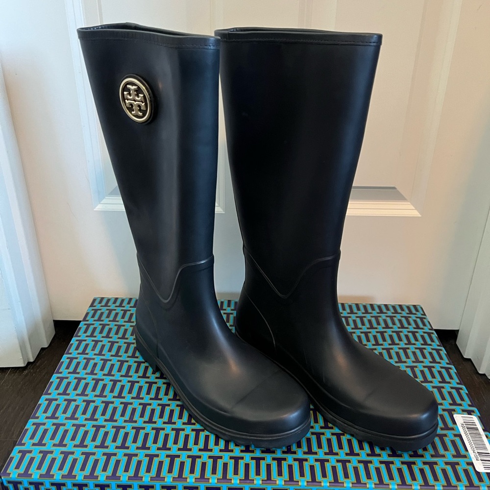 NWT Tory Burch tall navy rubber rain boots size 10 women’s with gold logo NEW